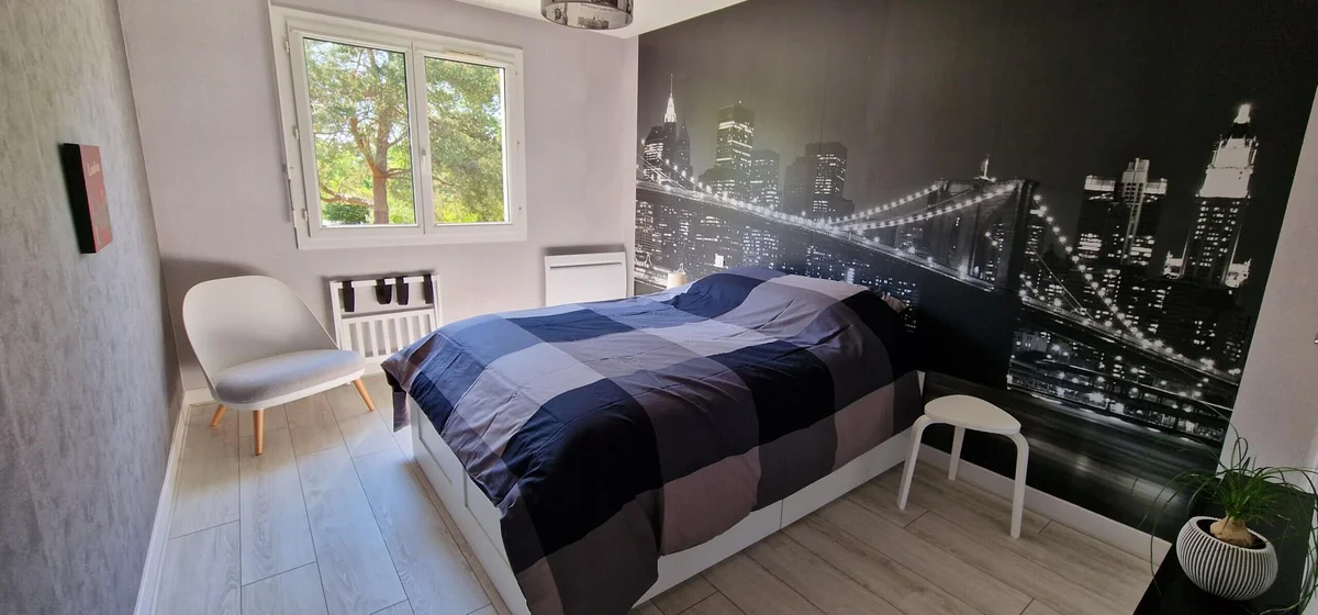 La Classique — chambre lumineuse avec lit double, accès salle d’eau par le couloir