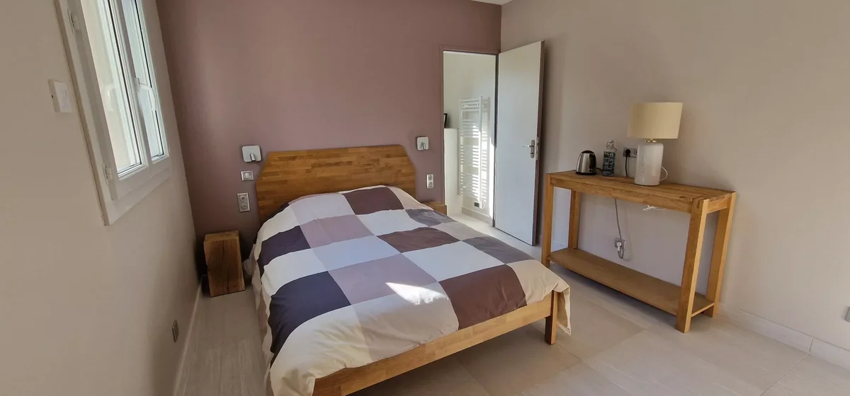 La Suite — chambre spacieuse avec lit double et salle d’eau privative